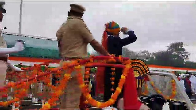 कलेक्टर ने ध्वजारोहण कर परेड की सलामी ली