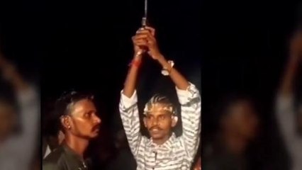 बिहार में बहार है: बर्थ डे पार्टी में पुलिस कर्मी के बेटे ने की धायं-धायं, देखें वीडियो