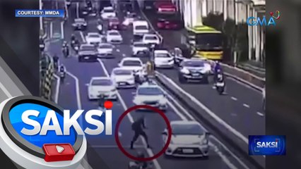 Download Video: Pagtawid ng ilang pedestrian kahit wala sa tamang tawiran sa EDSA, sapul sa CCTV ng MMDA | Saksi