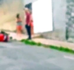 Motoboy é agredido com por clientes com golpes de muleta