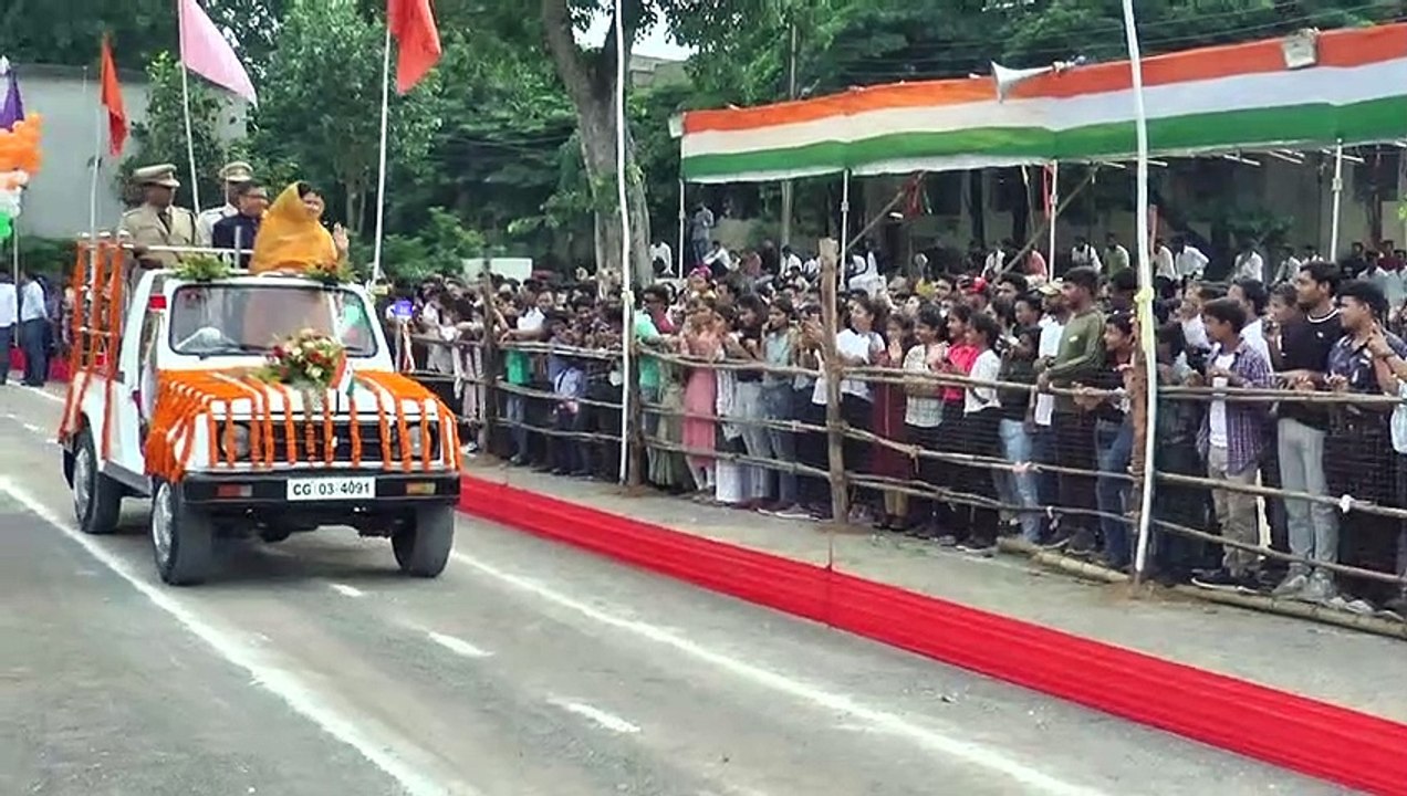 आन बान शान से लहराया तिरंगा, शहीदों को दी गई श्रद्धांजलि, सांस्कृति कार्यक्रमों का हुआ आयोजन