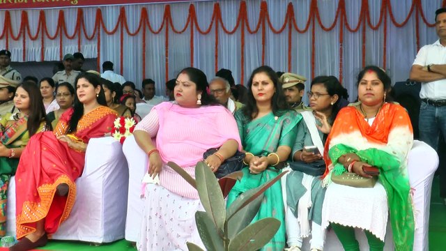 आन बान शान से लहराया तिरंगा, शहीदों को दी गई श्रद्धांजलि, सांस्कृति कार्यक्रमों का हुआ आयोजन