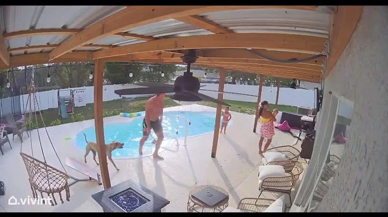 Papa au bord de la piscine tente une balade en Penny Board