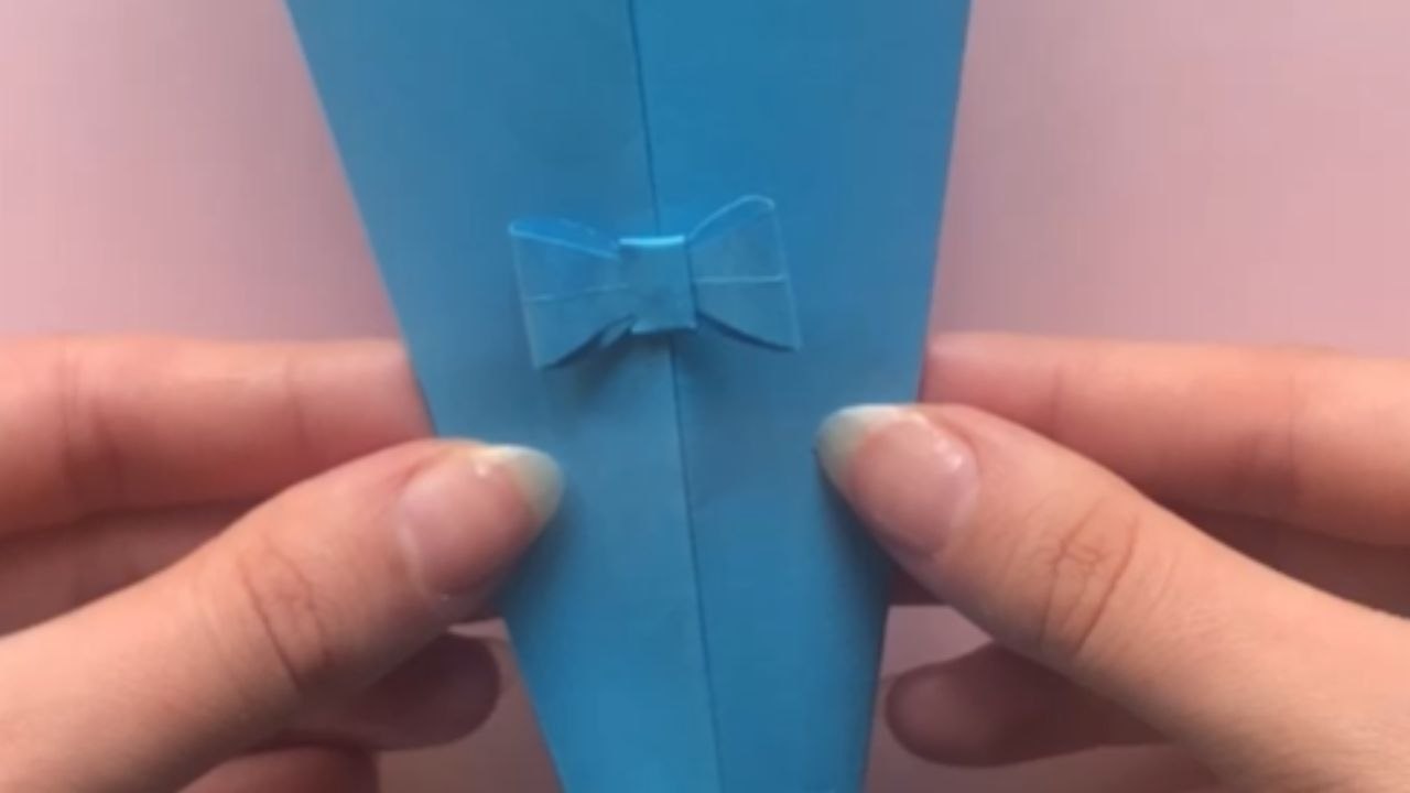 Lebanese woman showcases her blooming artistry with a gorgeous paper flowers bouquet