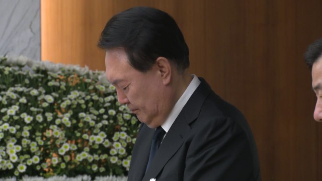 尹, 조문 행렬 속 이틀째 부친 빈소 지켜...朴, 위로 전화 / YTN