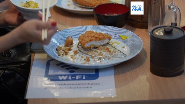 کشتی سنتی ژاپن هنگام صرف غذا؛ رستورانی در توکیو برای جذب مشتری به سومو متوسل شده است