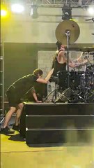 Son métier, assistant du batteur... Beau taf