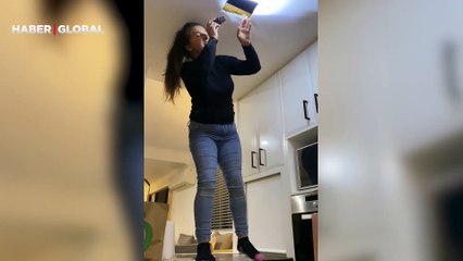 Korku dolu anlar! Tavandan çıkan 2 pitonu tek eliyle böyle yakaladı