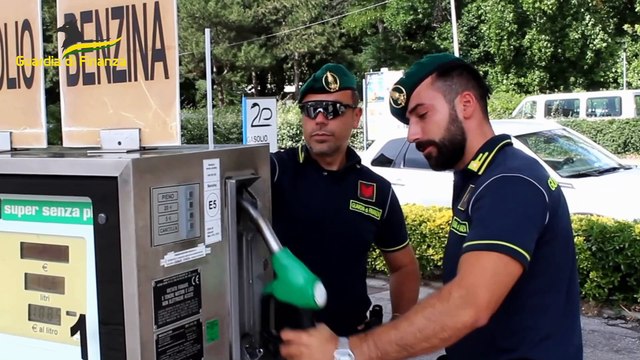 Caro benzina: oltre 1.200 controlli della Finanza, scoperte irregolarità in un distributore su 4