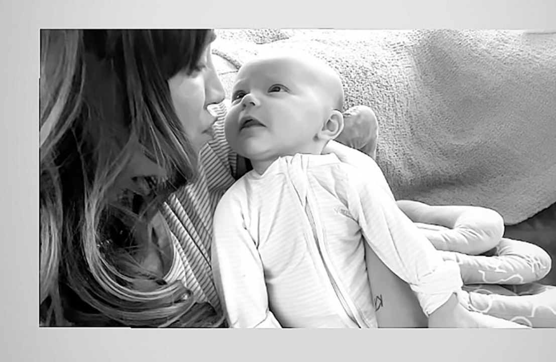 Kaley Cuoco desarrolla una dolorosa enfermedad por tener a su bebé en brazos