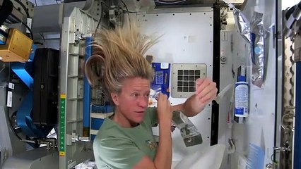 كيفية غسل الشعر في الفضاء