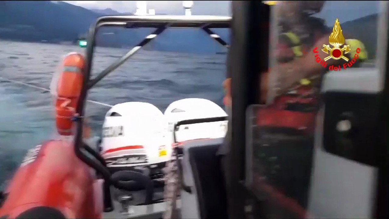Naufragio nel Lago di Como, il recupero del motoscafo affondato a causa della bomba d'acqua a Dervio