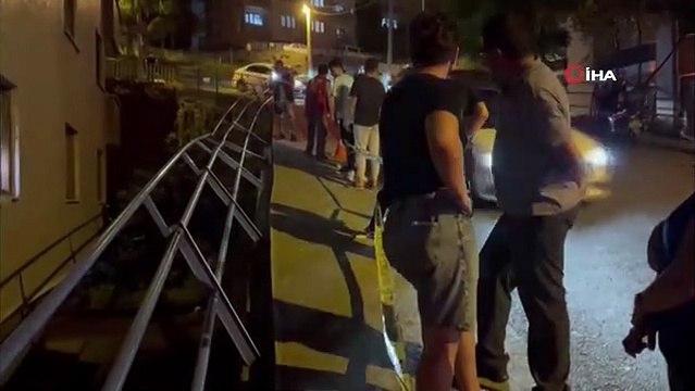 Trabzon'da Otomobil Yol ve Apartman Arasına Düştü, 2 Kişi Yaralandı
