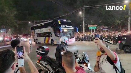 Ônibus do Corinthians é apedrejado por torcedores do São Paulo na chegada ao Morumbi