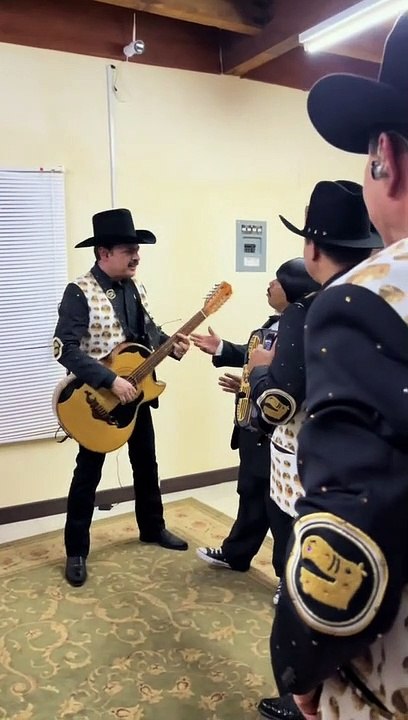 Cantando con los tucanes de Tijuana.