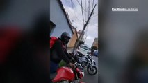 Motoboys vandalizam portão de casa de família onde entregador de aplicativo foi agredido em BH