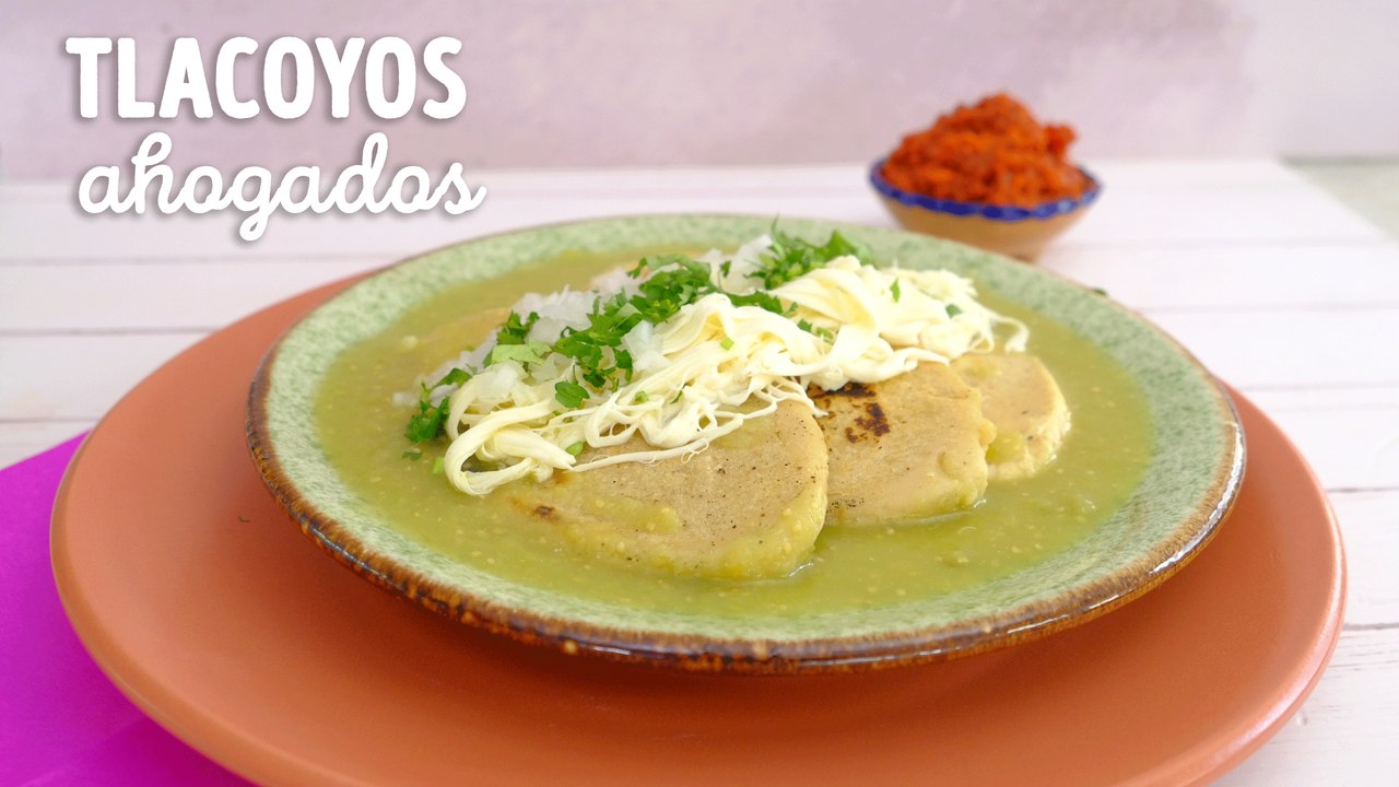 Receta de Tlacoyos ahogados de chicharrón prensado en salsa verde