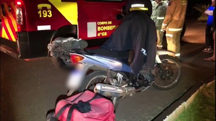 Entregadora de alimentos cai de moto na marginal da BR-467 e fica ferida