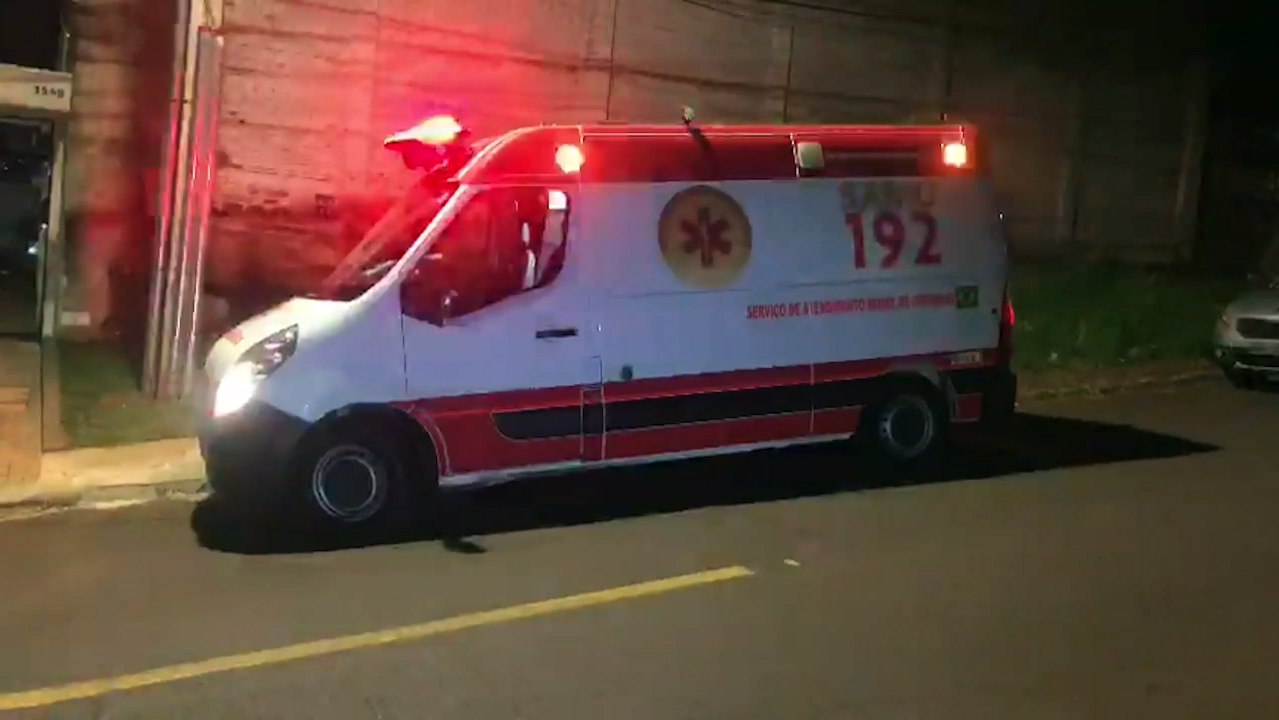 Motociclista cai de moto e é atendido pelo Samu na Rua Visconde de Guarapuava