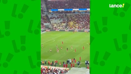 Após agressão em treino, Varela e Gerson interagem durante aquecimento do Flamengo