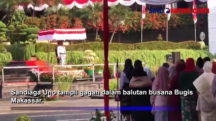 Sandiaga Uno Pimpin Upacara Bendera di Kantor Kemenparekraf, Gagah dengan Busana Adat