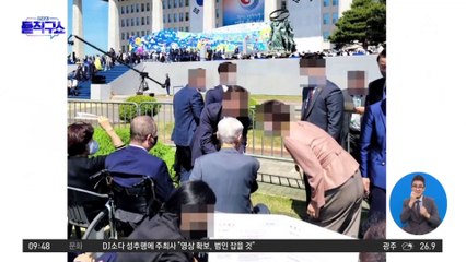 일반석에서 취임식 바라본 부친…아들 대통령 돼도 ‘단벌신사’