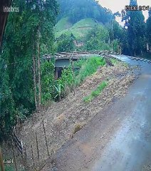 Caminhão cai de ponte na BR-101 e motorista morre; veja vídeo