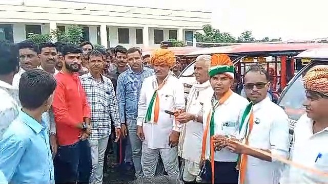 Sarpanch bought 6 e rickshaws for school children for 12 lakhs