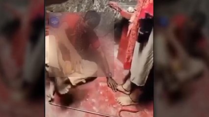 बाबा को अपने पैरों में झुकाकर नाक रगड़वाया, भोजपुरी कलाकार का वीडियो खूब हो रहा वायरल