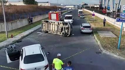 Otomobil ile servis aracı kafa kafaya çarpıştı: 13 yaralı