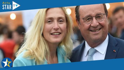 Julie Gayet affiche un blond très intense au bras de François Hollande, le couple souriant et lumine