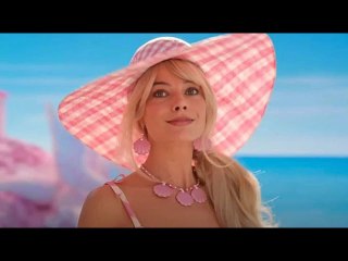Margot Robbie (Barbie) sublime dans une tenue de poupée inspirée de Brigitte Bardot