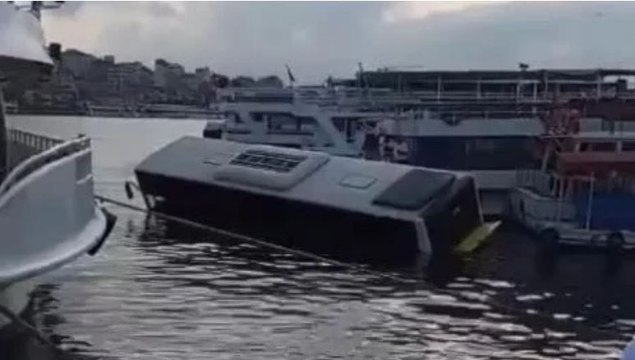 Eminönü'nde İETT otobüsü denize düştü