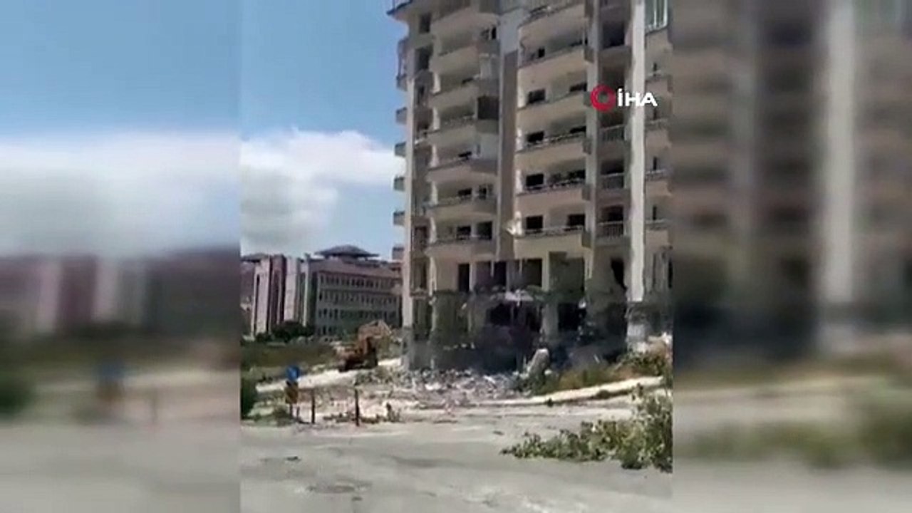 Hatay'da hasarlı binanın yıkımı sırasında yaşanan panik görüntülendi