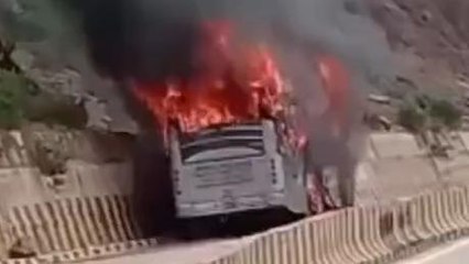 Video: तीर्थ यात्रियों की बस में लगी भीषण आग, जान बचाने भागे लोग और फिर..