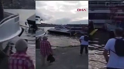 Eminönü'nde halk otobüsü denize düştü