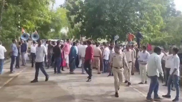 नरसिंहपुर: युवा कांग्रेस का हल्लाबोल, PWD विभाग के सामने किया विरोध प्रदर्शन