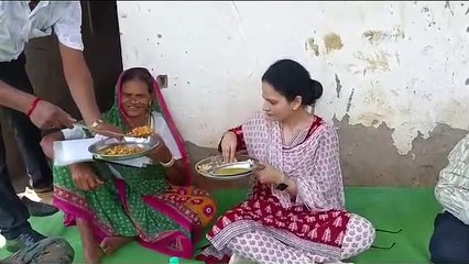 डीएम को मिड डे मिल आया पसंद, अपनी थाली से रसोइये को खिला