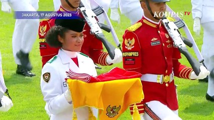 Keren! Pembawa Baki Bendera Tetap Fokus Meski Sepatu Terlepas saat Upacara HUT ke-78 RI