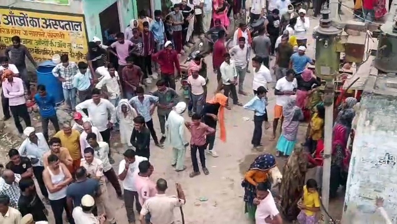 स्वतंत्रता दिवस समारोह के बाद दो पक्ष भिड़े, पथराव में आधा दर्जन से अधिक घायल