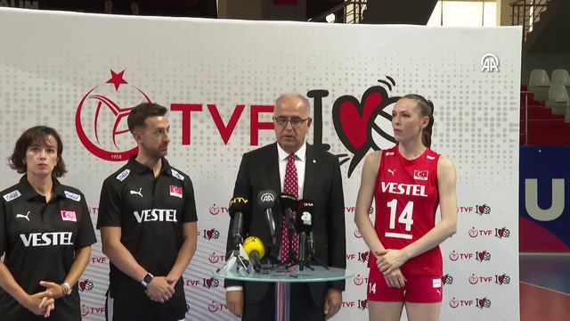 İSTANBUL - A Milli Kadın Voleybol Takımı, basın mensuplarıyla bir araya geldi
