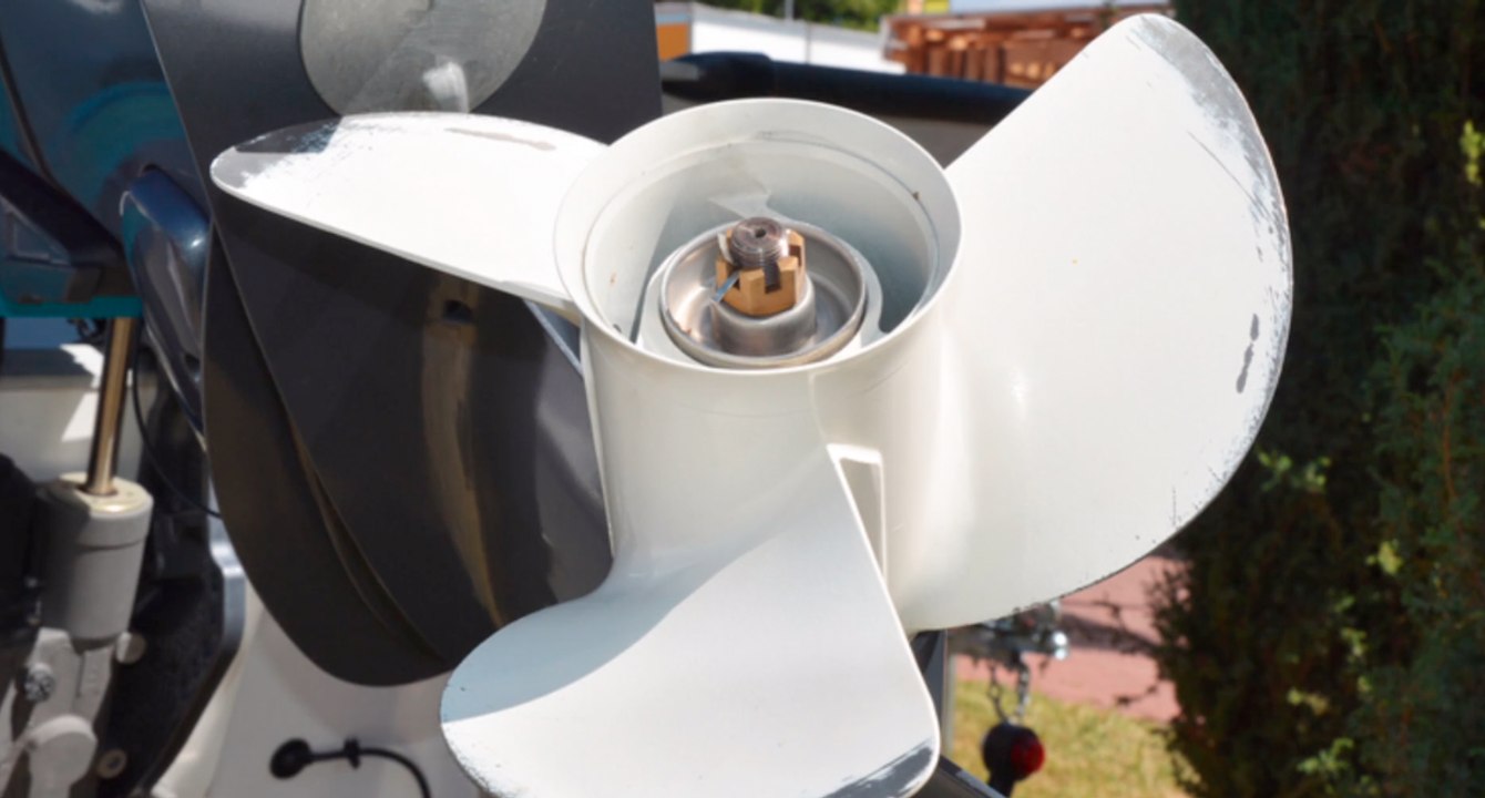 Schrecklicher Bootsunfall – Dreijähriger treibt in Schiffsschraube