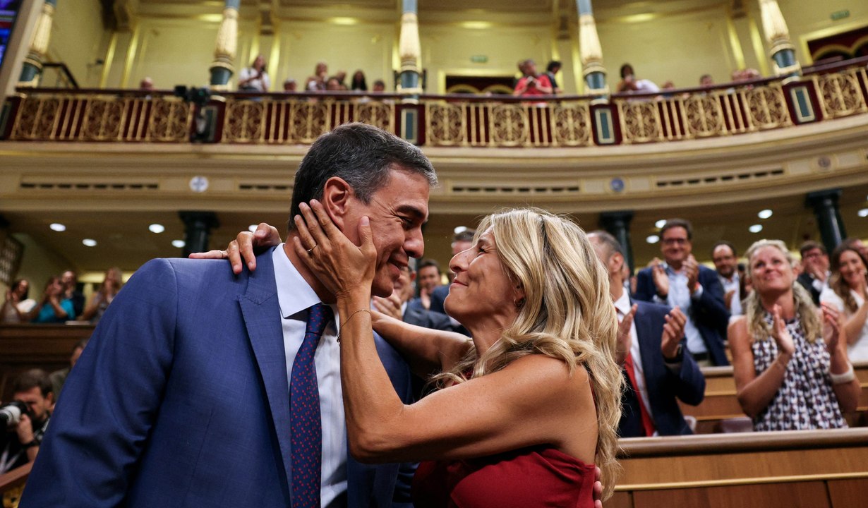 Pedro Sánchez llega al Congreso entre aplausos y saluda con un beso a Yolanda Díaz