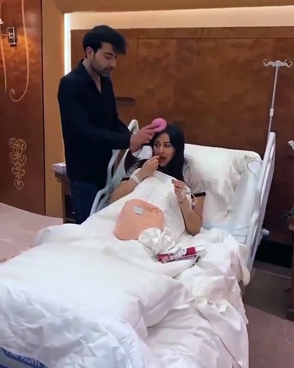 عقيل الرئيسي يوثق لحظات فرح في المشفى بعد الولادة