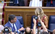 El llamativo momento en el que Sánchez manda sentarse a Yolanda Díaz y ésta le obedece al instante