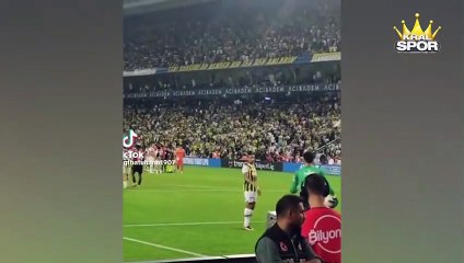 Kadıköy'de Altay Bayındır'a pet şişesi fırlatılan anlar
