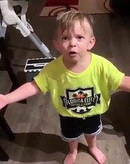 Criança de dois anos fica ofendida por mãe ir trabalhar sem se despedir