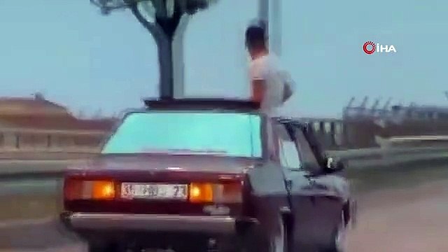 Eskişehir'de Tehlikeli Yolculuk: Otomobilin Üstünde Seyahat Eden Şahıs