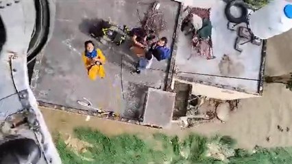 हिमाचल में तबाही के बीच देवदूत बनी इंडियन एयर फोर्स, वीडियो में देखिए- कैसे बचाई जा रही एक-एक जान