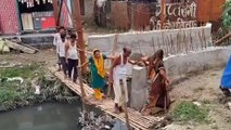 गोरखपुर: जान जोखिम में डालकर नाला पार करने को लोग हुए मजबूर, देखें वीडियो
